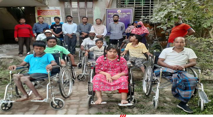 ফেনীতে ১০ জন প্রতিবন্ধীর মাঝে হুইল চেয়ার বিতরণ ফেনীতে ১০ জন প্রতিবন্ধীর মাঝে হুইল চেয়ার বিতরণ