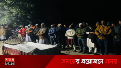 এবার ডান্ডাবেড়ি নিয়েই মায়ের জানাজা পড়লেন ছাত্রদল নেতা
