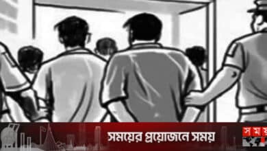 হলে ঢুকে ছাত্রকে কুপিয়ে জখম, গ্রেফতার ৪