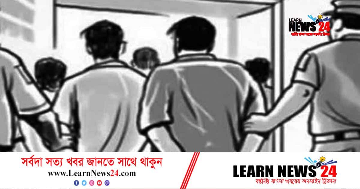 হলে ঢুকে ছাত্রকে কুপিয়ে জখম, গ্রেফতার ৪