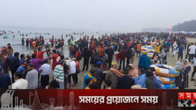 শীতে উষ্ণতার খোঁজে কক্সবাজার সৈকতে ভ্রমণপিপাসুরা