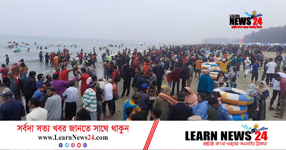 শীতে উষ্ণতার খোঁজে কক্সবাজার সৈকতে ভ্রমণপিপাসুরা