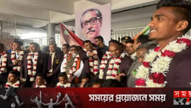 বিমানবন্দরে যুব হকি দলকে ফুলেল সংবর্ধনা