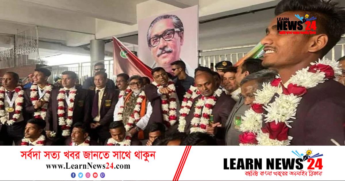 বিমানবন্দরে যুব হকি দলকে ফুলেল সংবর্ধনা