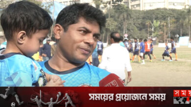 দলকে উৎসাহ দিতে ফুটবল মাঠে ওয়ার্ড কাউন্সিলর