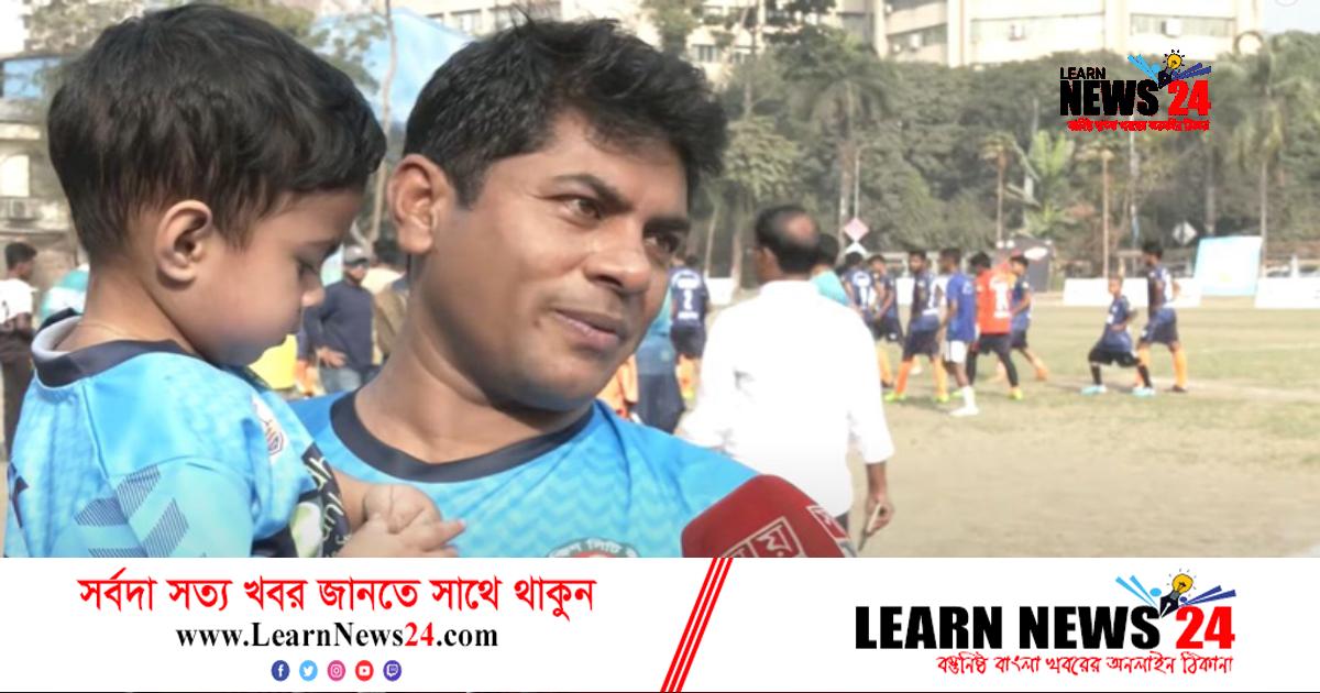 দলকে উৎসাহ দিতে ফুটবল মাঠে ওয়ার্ড কাউন্সিলর