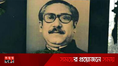 বঙ্গবন্ধুর প্রতিকৃতিতে ছাত্রলীগ নেতাকর্মীদের শ্রদ্ধা