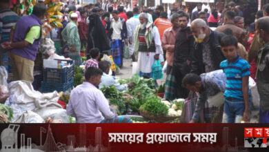 ব্যস্ত সড়কেই চলছে বেচাকেনা