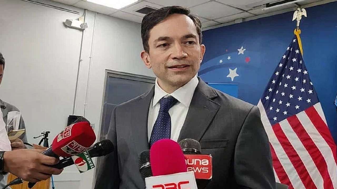 ভিসা নিষেধাজ্ঞায় পড়েছেন অনেক রাজনীতিক ও আইনশৃঙ্খলা বাহিনীর সদস্য ভিসা নিষেধাজ্ঞায় পড়েছেন অনেক রাজনীতিক ও আইনশৃঙ্খলা বাহিনীর সদস্য