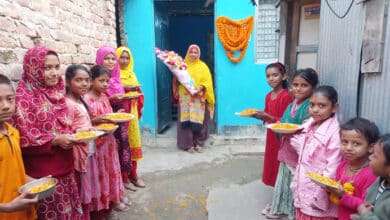 হতদরিদ্র লাকির মুখে হাসি ফোটালেন মেয়র হতদরিদ্র লাকির মুখে হাসি ফোটালেন মেয়র