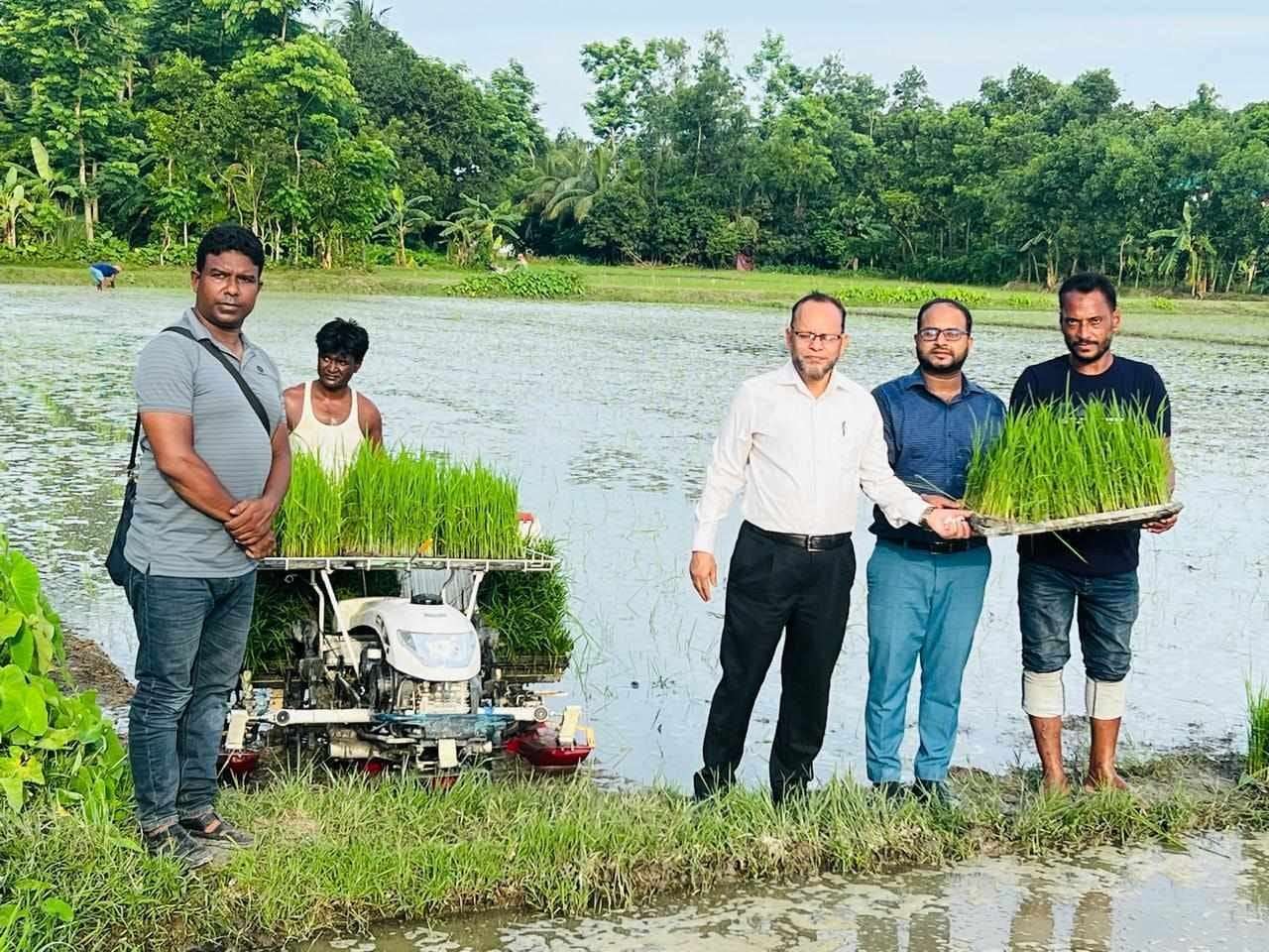 ফেনীর সোনাগাজীতে রাইস ট্রান্সপ্লান্টারে ধানের চারা রোপণ উদ্বোধন